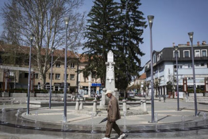 DOKTORKA PREGLEDA PACIJENTE NAPOLJU Ljudi podižu majice da im posluša pluća (FOTO)