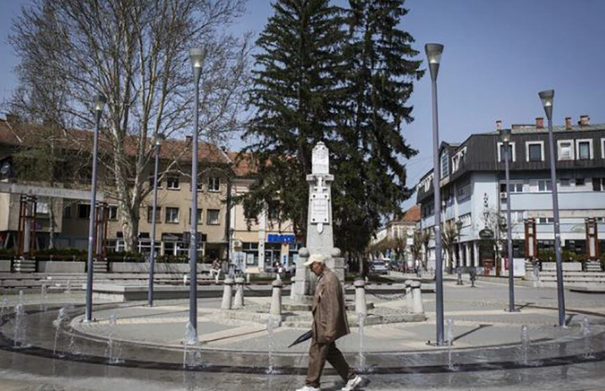 DOKTORKA PREGLEDA PACIJENTE NAPOLJU Ljudi podižu majice da im posluša pluća (FOTO)