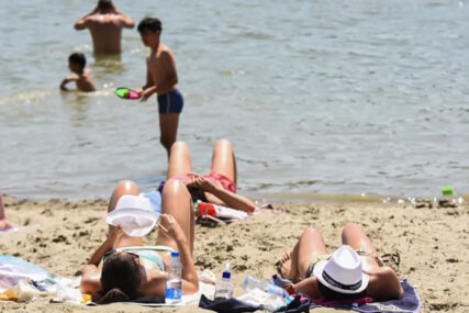 Prizor sa plaže u Makarskoj raspametio region: Dešavanje u plićaku izazvalo brojne reakcije, muškarcu nije smetalo ni vrijeme ni mjesto (FOTO)