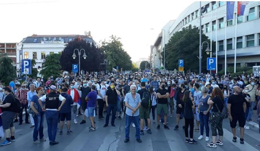 PROTESTI SE PRELILI NA DRUGE GRADOVE Demonstranti blokirali ulice u Nišu, Kragujevcu i Novom Sadu
