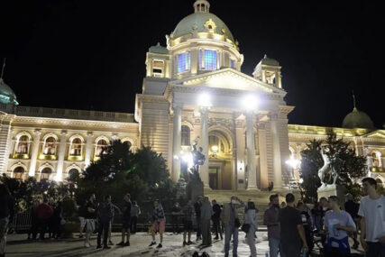 ULICE POLUPRAZNE Na protestu ispred Skupštine Srbije ZNATNO MANJE LJUDI