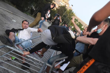 "BACI NOŽ, UDRI" Demonstranti istjerali jednog muškarca uz povike UHAPSITE GA