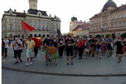 "NEMA KARANTINA, TO JE PRVA POBJEDA" Demonstranti u protestnoj šetnji u Novom Sadu