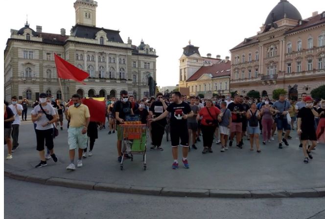 "NEMA KARANTINA, TO JE PRVA POBJEDA" Demonstranti u protestnoj šetnji u Novom Sadu