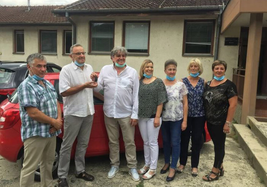 HUMANOST NA DJELU Radoš Bajić poklonio automobil medicinarima iz svog sela