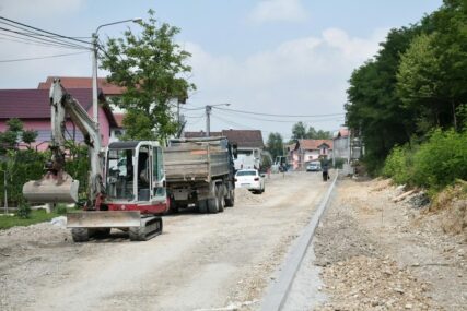 Izgradnja puta kroz Šargovac, u toku postavljanje ivičnjaka