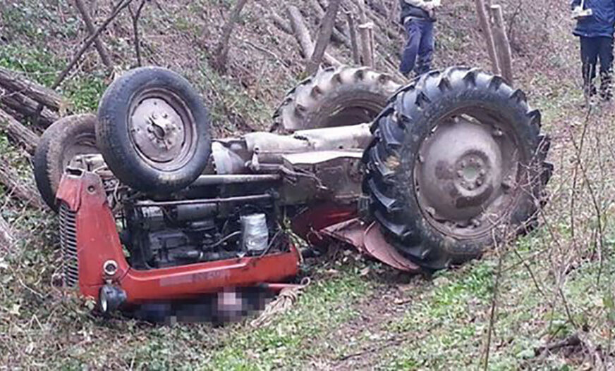 Poginula baka: Neregistrovanim traktorom sletila sa puta pa se prevrnula