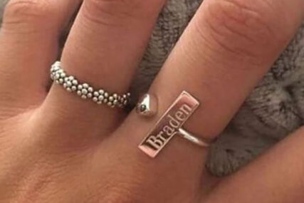 INTERNET GA ODMAH OSUDIO Momak zaprosio djevojku bizarnim prstenom (FOTO)