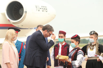 VUČIĆ U SRPSKOJ Predsjednik Srbije na aerodromu dočekan uz hljeb i so (FOTO,VIDEO)