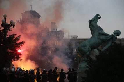 ZBOG NJEGA SU NOĆAS SVI STRIJEPILI Djevojka i mladić na protestima su učinili nešto divno (FOTO)