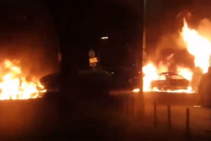 BUKTINJE KOD CRKVE SVETOG MARKA Zapaljena marica i dva policijska automobila (VIDEO)