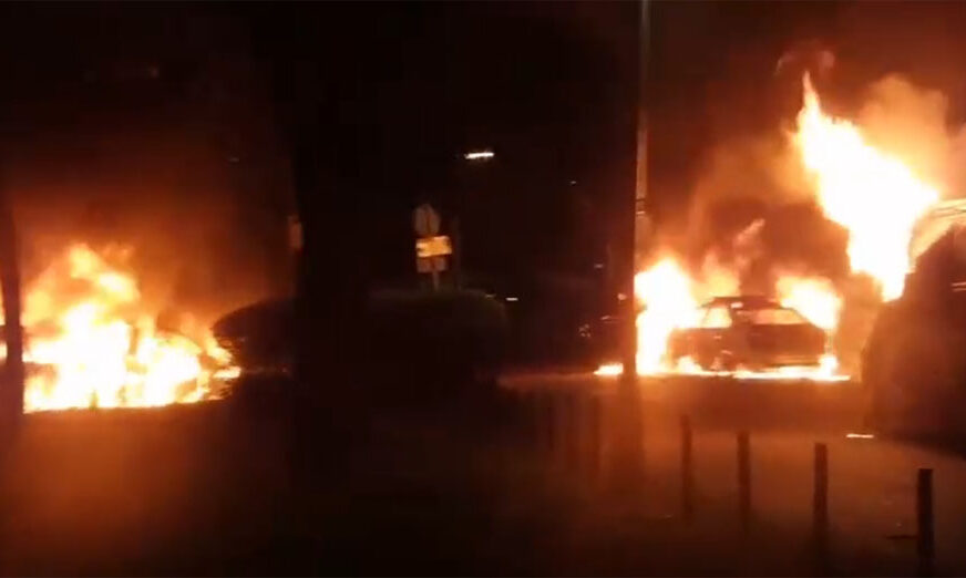 BUKTINJE KOD CRKVE SVETOG MARKA Zapaljena marica i dva policijska automobila (VIDEO)