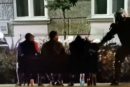 PREBIJANJE U PARKU Policija tuče mladiće koji mirno sjede na klupi (VIDEO)