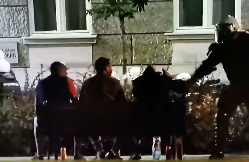 PREBIJANJE U PARKU Policija tuče mladiće koji mirno sjede na klupi (VIDEO)