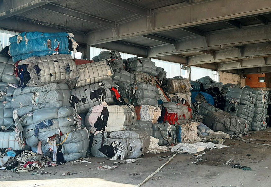 ČEKA SE DOZVOLA Tekstilni otpad iz Drvara će biti vraćen u Italiju