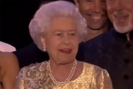 BEZ MASKE NA LICU Kraljica Elizabeta prvi put u javnosti nakon karantina