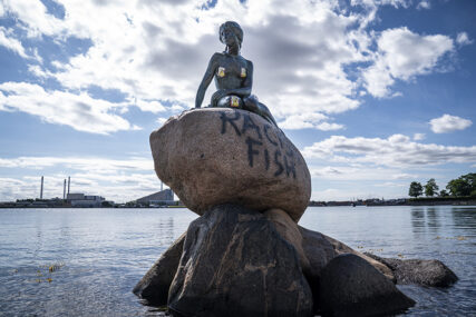 SKRNAVLJENJE Na čuvenoj statui Male sirene u Kopenhagenu osvanuo natpis "RASISTIČKA RIBA" (FOTO)