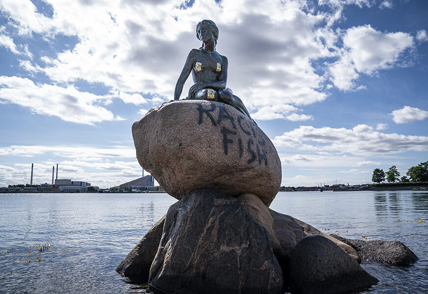 SKRNAVLJENJE Na čuvenoj statui Male sirene u Kopenhagenu osvanuo natpis "RASISTIČKA RIBA" (FOTO)