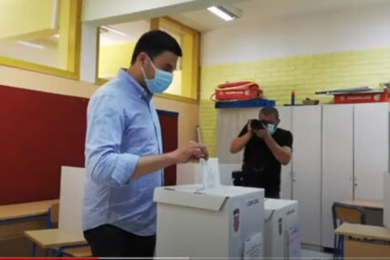 ŠOK NA IZBORIMA U HRVATSKOJ Na glasačkom mjestu se pojavio u KORONA ODJELU (FOTO)