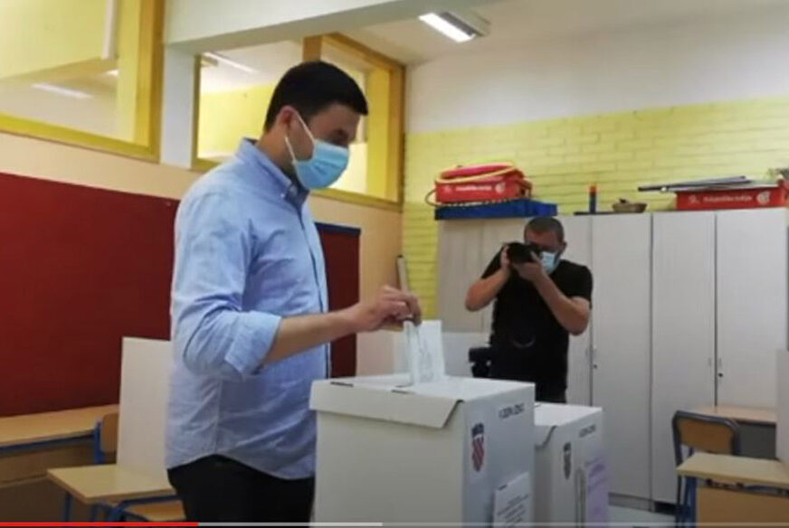 ŠOK NA IZBORIMA U HRVATSKOJ Na glasačkom mjestu se pojavio u KORONA ODJELU (FOTO)