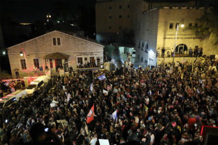 UHAPŠENO 55 OSOBA Demonstracije u Jerusalimu protiv Netanjahua razbijane vodenim topovima