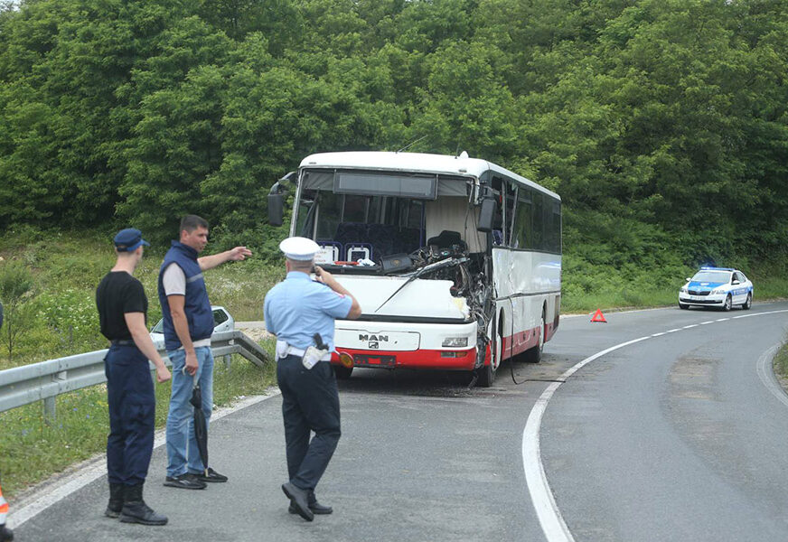 VAN ŽIVOTNE OPASNOSTI Vozač autobusa i jedan putnik imaju teške povrede nogu