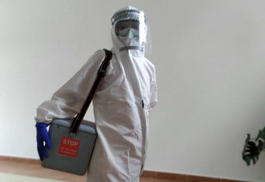 Medicinari u Drvaru poručuju “Neprimjereno da u pandemiji primamo pola plate”