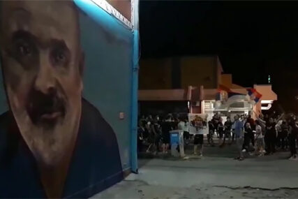 GROMOGLASAN APLAUZ ZA HEROJA Nišlije ispred murala skandiraju "doktore Laziću" (VIDEO)