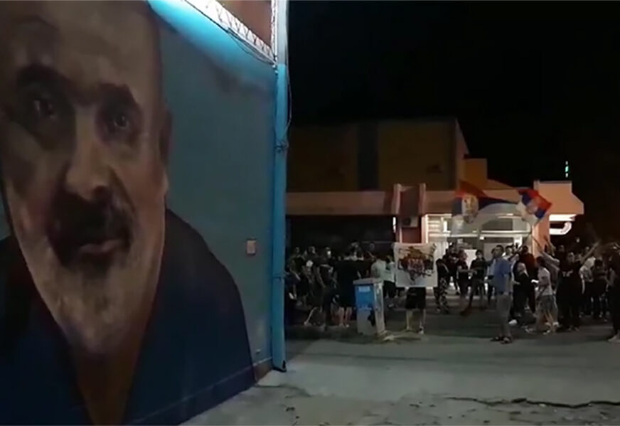 GROMOGLASAN APLAUZ ZA HEROJA Nišlije ispred murala skandiraju "doktore Laziću" (VIDEO)