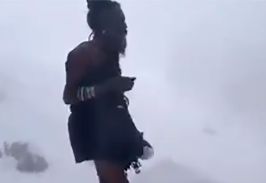 NEVJEROVATAN SNIMAK Polunag i bosonog pjeva u snijegu na Himalajima (VIDEO)