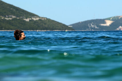 Kupanje u januaru na 19,3 stepena: Dubrovčani na plaži uživali u rekordnoj temperaturi (FOTO)