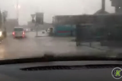 HAOS U KAKNJU Vatrogasci izvlače poplavljena vozila (VIDEO)
