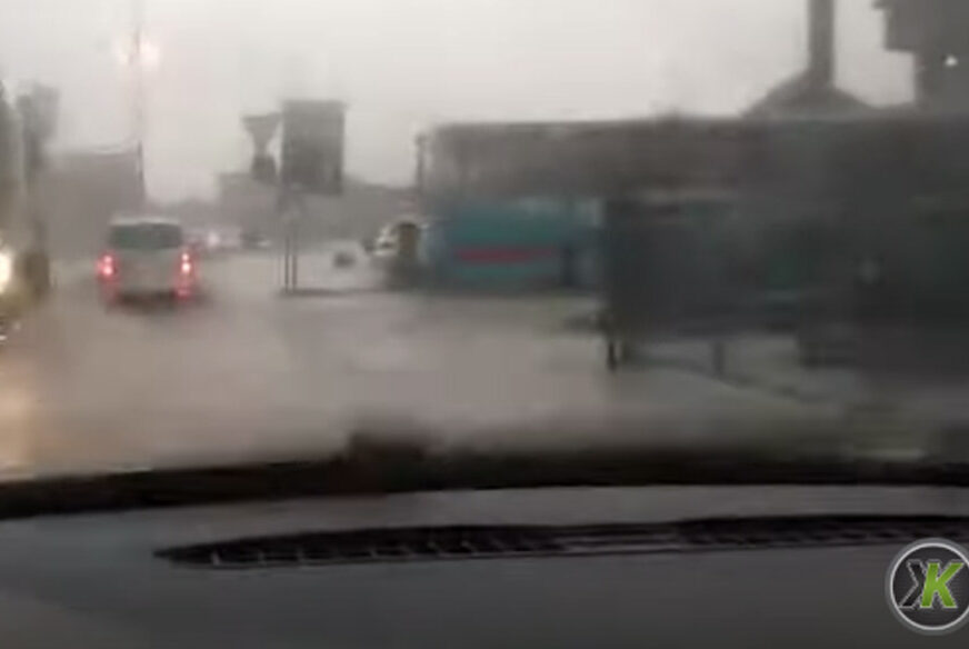 HAOS U KAKNJU Vatrogasci izvlače poplavljena vozila (VIDEO)