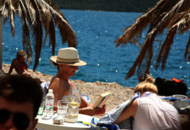 TURISTI OKUPIRALI DALMACIJU, ALI NE TROŠE Pune plaže, prazni restorani, a marketi pod opsadom