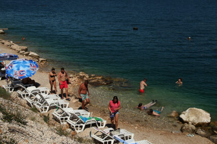 Na svim kupalištima na Velikoj plaži istaknute crvene zastave: Dva muškarca se u utopila na crnogorskom primorju