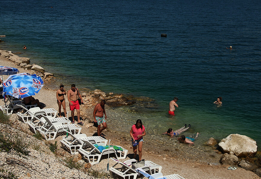 Na svim kupalištima na Velikoj plaži istaknute crvene zastave: Dva muškarca se u utopila na crnogorskom primorju