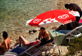 "Šipka joj je probola ruku" Bizarna nesreća na plaži, U ŽENU SE ZARIO SUNCOBRAN