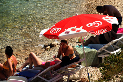 "Šipka joj je probola ruku" Bizarna nesreća na plaži, U ŽENU SE ZARIO SUNCOBRAN