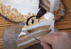 Bez pečenja i komplikovanja: Ova Plazma torta sa krem bananicama osvaja na prvi zalogaj