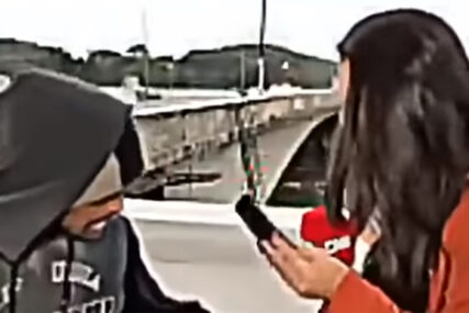 NEVJEROVATNO Uz prijetnju nožem opljačkao novinarku koja se javila uživo (VIDEO)