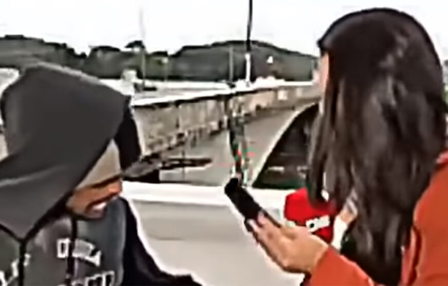 NEVJEROVATNO Uz prijetnju nožem opljačkao novinarku koja se javila uživo (VIDEO)