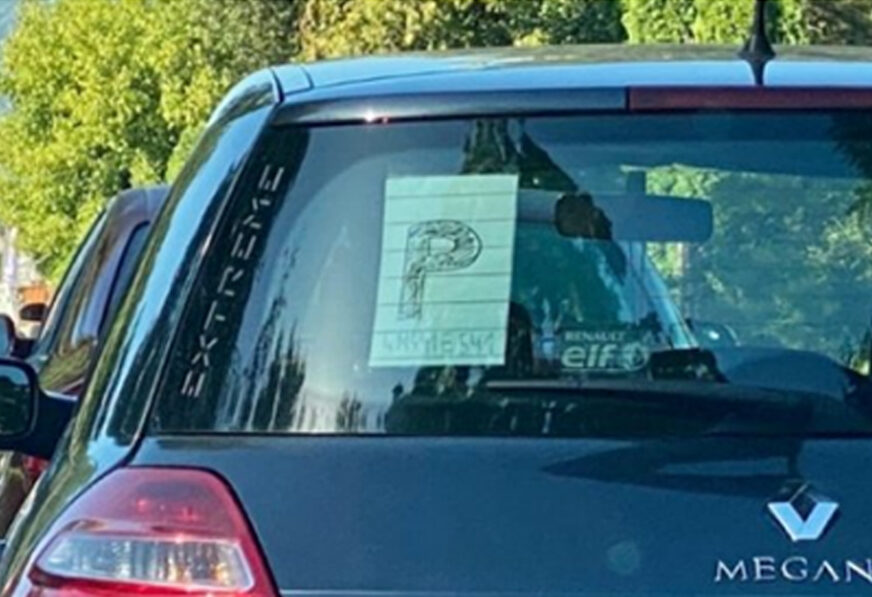 (FOTO) "Izvini, ponekad se ugasi zbog moje nervoze" Žena zakačila poruku na auto i nasmijala region