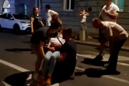 DRAMATIČNA SCENA NA PROTESTU Demonstranti pomažu djevojci u nesvijesti