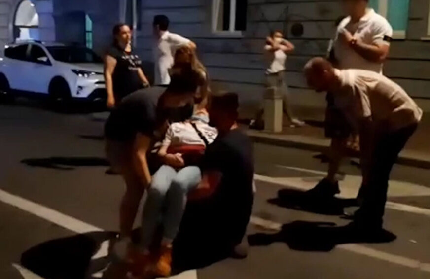 DRAMATIČNA SCENA NA PROTESTU Demonstranti pomažu djevojci u nesvijesti