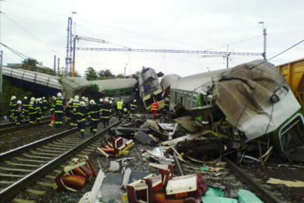 STRAŠNE SLIKE Povrijeđeno više od 60 osoba u sudaru dva voza kod Praga (FOTO)