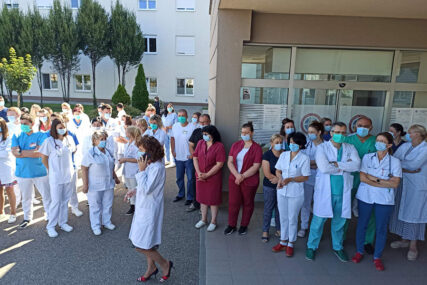 PROTESTI U BIJELJINI Doktori i medicinari pružili podršku smijenjenoj direktorici bolnice   