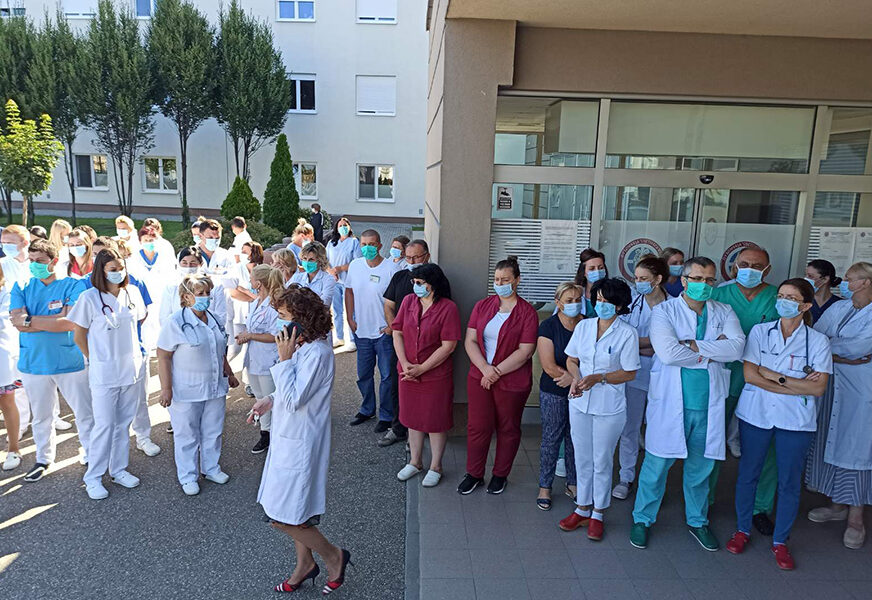 PROTESTI U BIJELJINI Doktori i medicinari pružili podršku smijenjenoj direktorici bolnice   