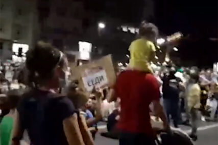OGROMAN APLAUZ NA PROTESTU Jedna porodica je prošetala kroz masu i sve oduševila (VIDEO)