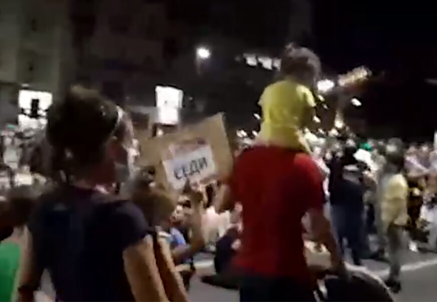 OGROMAN APLAUZ NA PROTESTU Jedna porodica je prošetala kroz masu i sve oduševila (VIDEO)