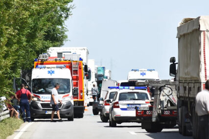 Težak sudar u Beogradu: Vozač kamiona prevezen u Urgentni centar (VIDEO)